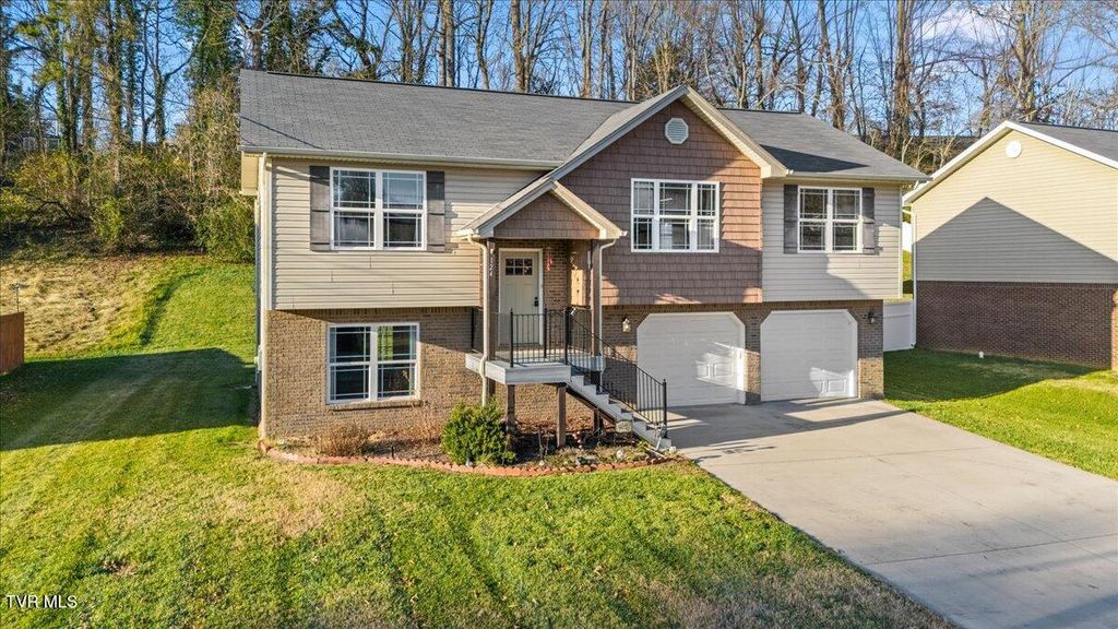 Photo of 124 Grove Drive, Kingsport, TN 37663 (MLS # 9988865)