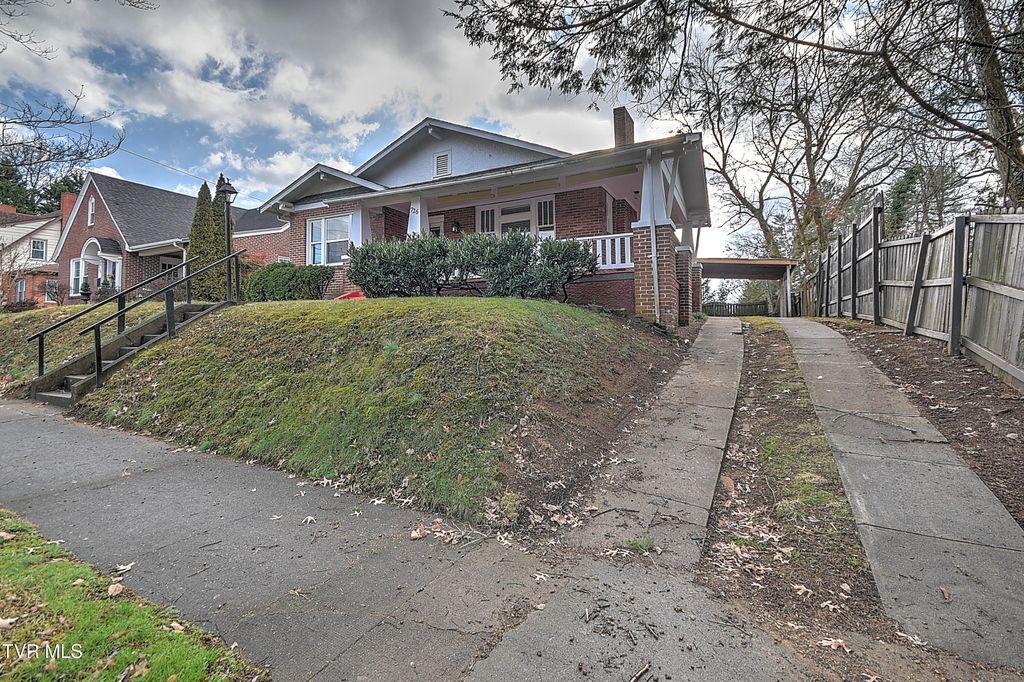 Photo of 726 Lawrence Avenue, Bristol, VA 24201 (MLS # 9990577)