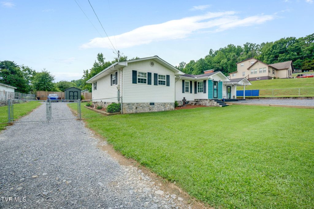 Photo of 139 Lynnwood Avenue, Elizabethton, TN 37643 (MLS # 9998142)