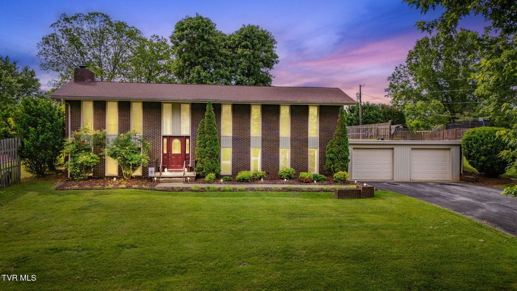 Photo of 206 Windmere Place, Kingsport, TN 37663 (MLS # 9987381)