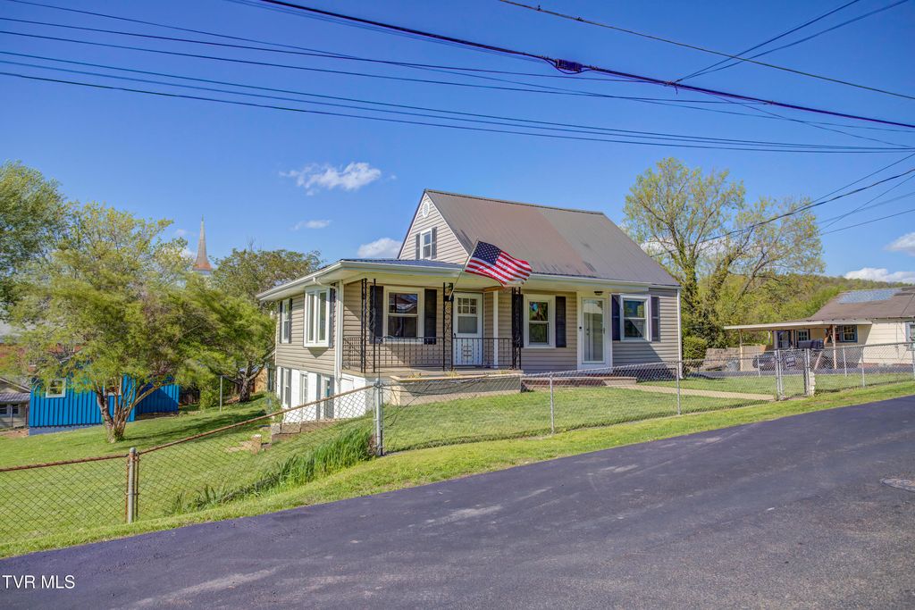 Photo of 301 Lynn Avenue, Kingsport, TN 37665 (MLS # 9978881)