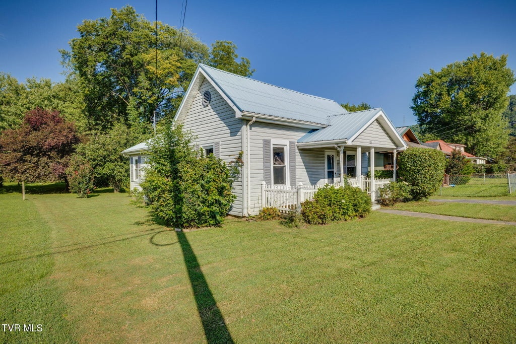 Photo of 705 Pine Street, Elizabethton, TN 37643 (MLS # 10000041)