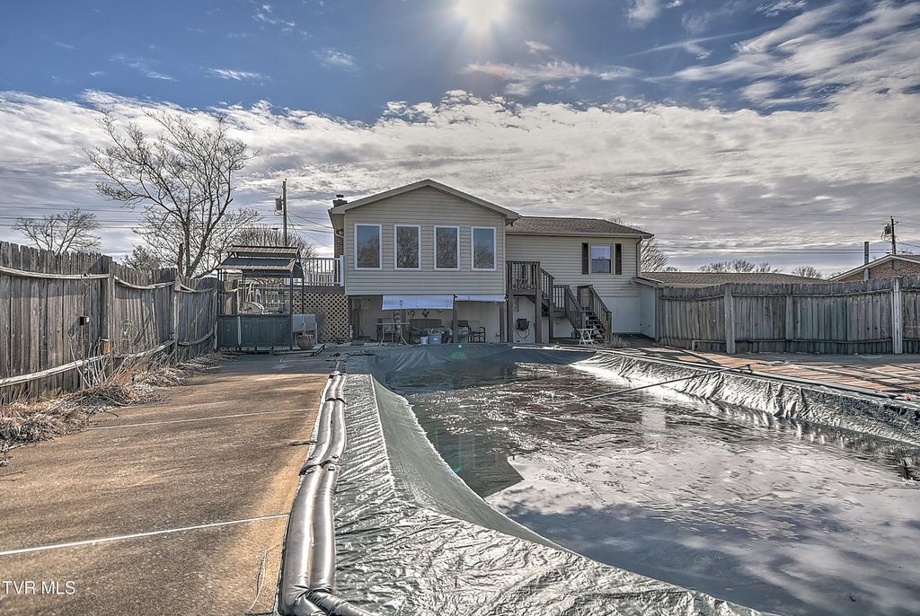 Photo of 325 Mayfield Drive, Bristol, TN 37620 (MLS # 9990536)