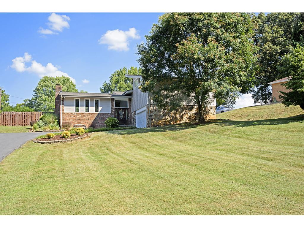 Photo 1 of 33 — 221 Windmere Place, Kingsport, TN 37664