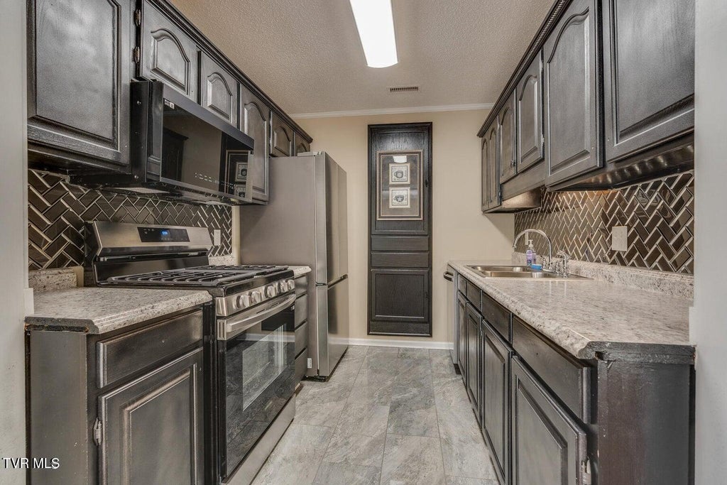 Photo of 2700 Indian Ridge Road #Apt 6, Johnson City, TN 37604 (MLS # 10001209)