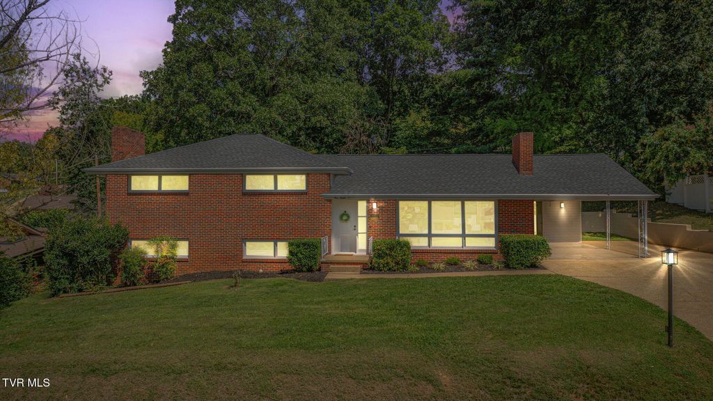 Photo of 912 Colfax Avenue, Kingsport, TN 37660 (MLS # 9985096)
