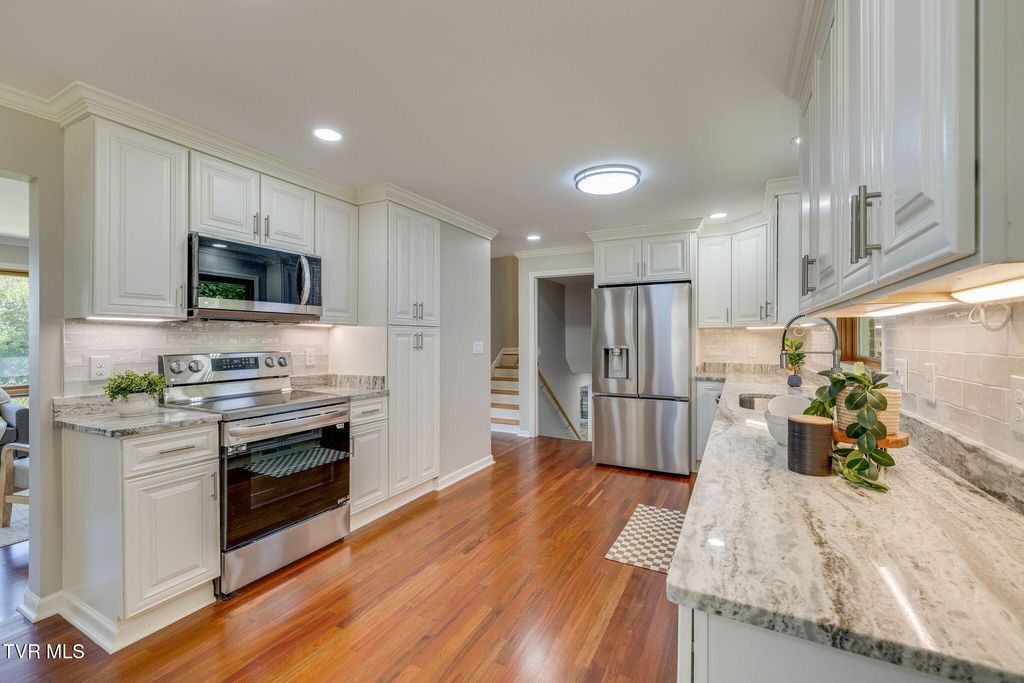 Photo of 912 Colfax Avenue, Kingsport, TN 37660 (MLS # 9985096)