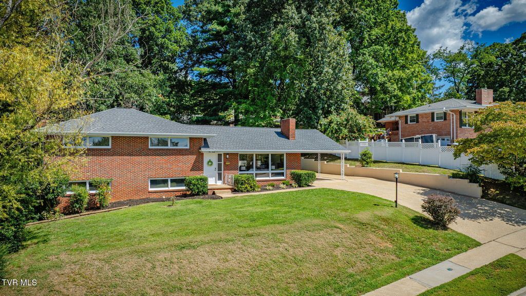 Photo of 912 Colfax Avenue, Kingsport, TN 37660 (MLS # 9985096)