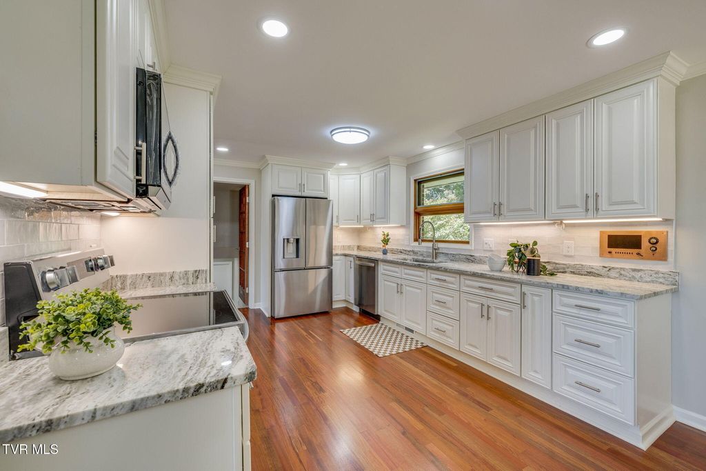 Photo of 912 Colfax Avenue, Kingsport, TN 37660 (MLS # 9985096)