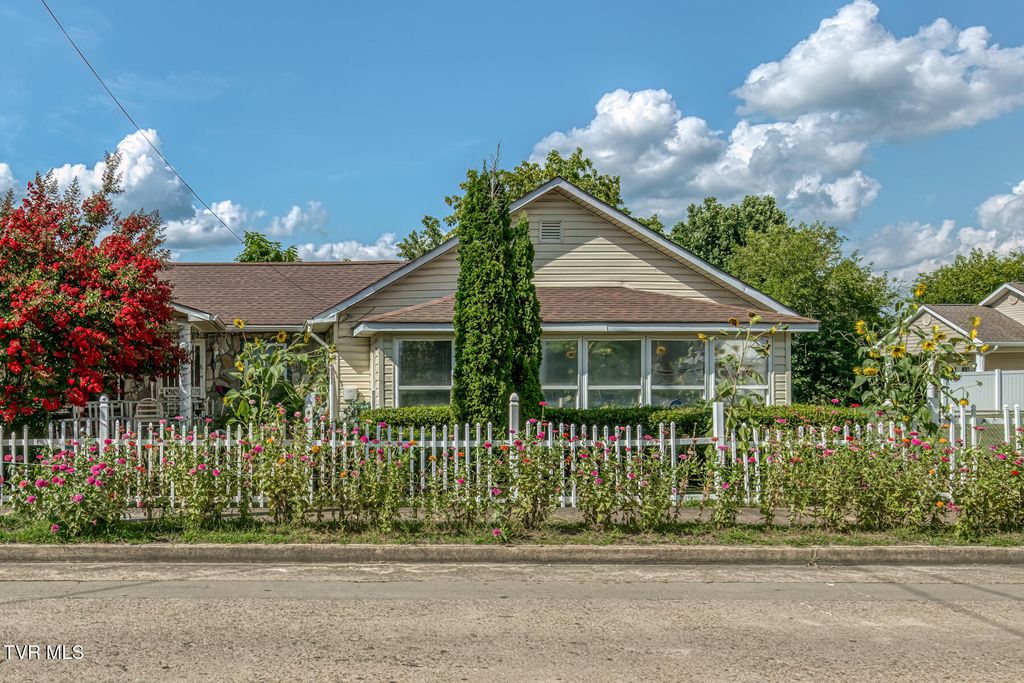 Photo of 1026 Robertson Street, Kingsport, TN 37660 (MLS # 9983706)