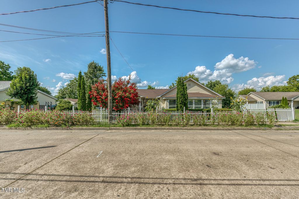 Photo of 1026 Robertson Street, Kingsport, TN 37660 (MLS # 9983706)