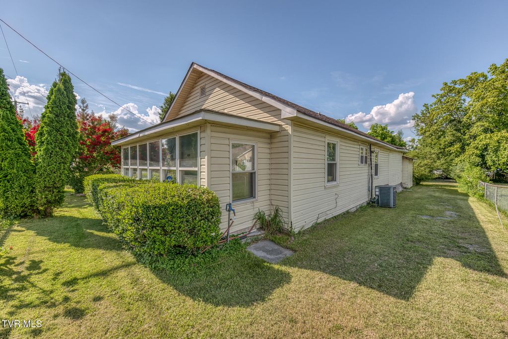 Photo of 1026 Robertson Street, Kingsport, TN 37660 (MLS # 9983706)