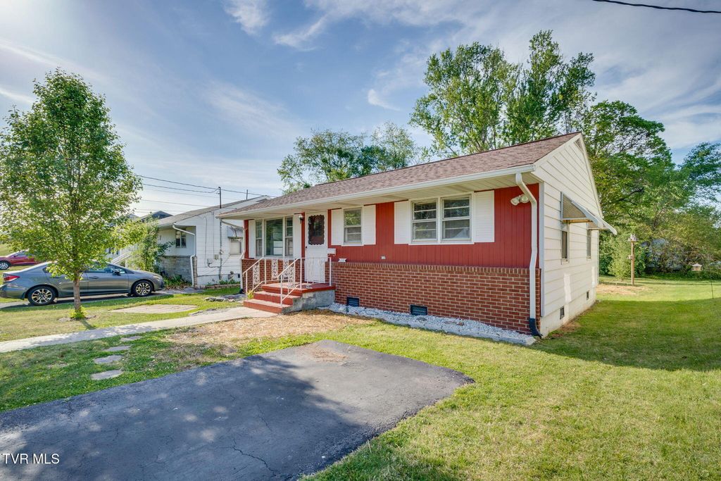 Photo of 111 E Street, Elizabethton, TN 37643 (MLS # 9993993)