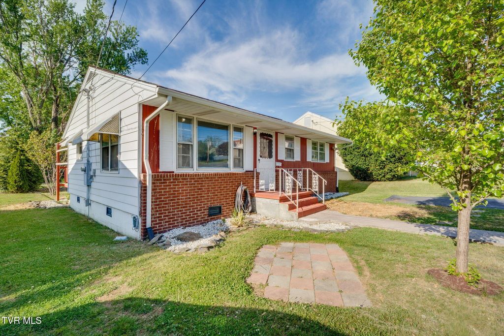 Photo of 111 E Street, Elizabethton, TN 37643 (MLS # 9993993)