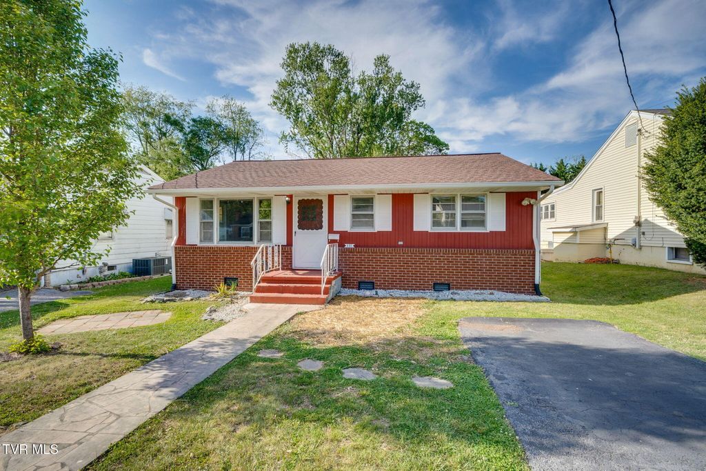 Photo of 111 E Street, Elizabethton, TN 37643 (MLS # 9993993)