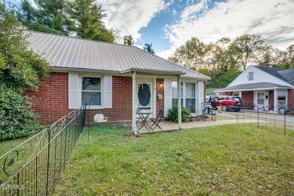 Photo of 414 Sequoyah Drive, Kingsport, TN 37660 (MLS # 9987092)