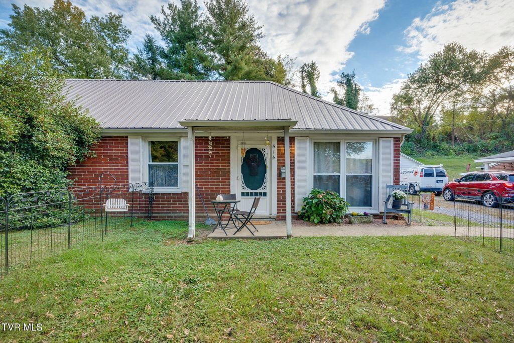 Photo of 414 Sequoyah Drive, Kingsport, TN 37660 (MLS # 9987092)