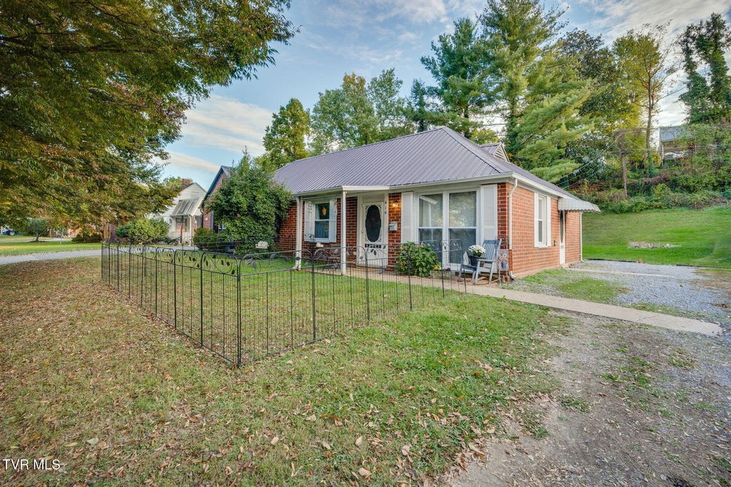 Photo of 414 Sequoyah Drive, Kingsport, TN 37660 (MLS # 9987092)