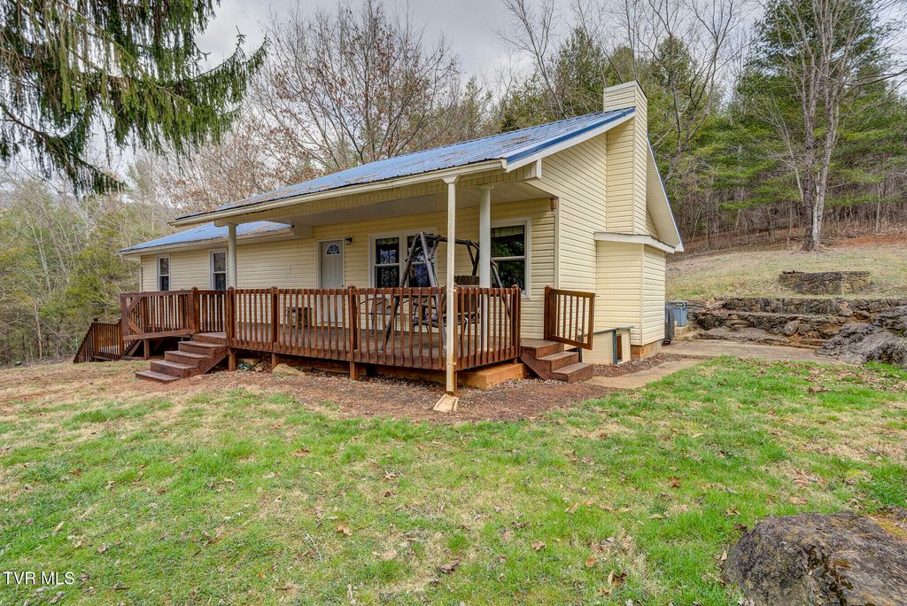 Photo of 135 Earl Williams Road, Elizabethton, TN 37643 (MLS # 9991947)