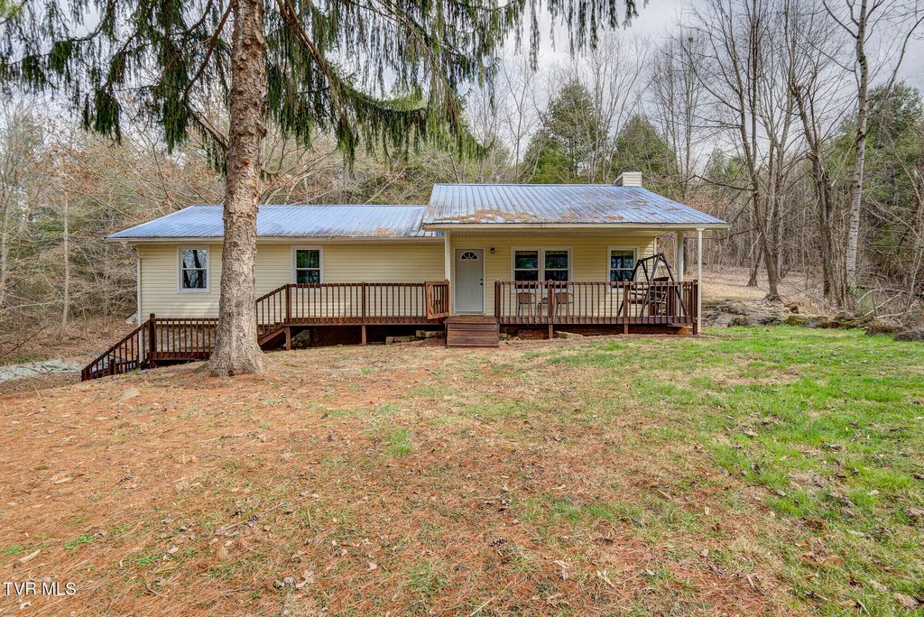 Photo of 135 Earl Williams Road, Elizabethton, TN 37643 (MLS # 9991947)
