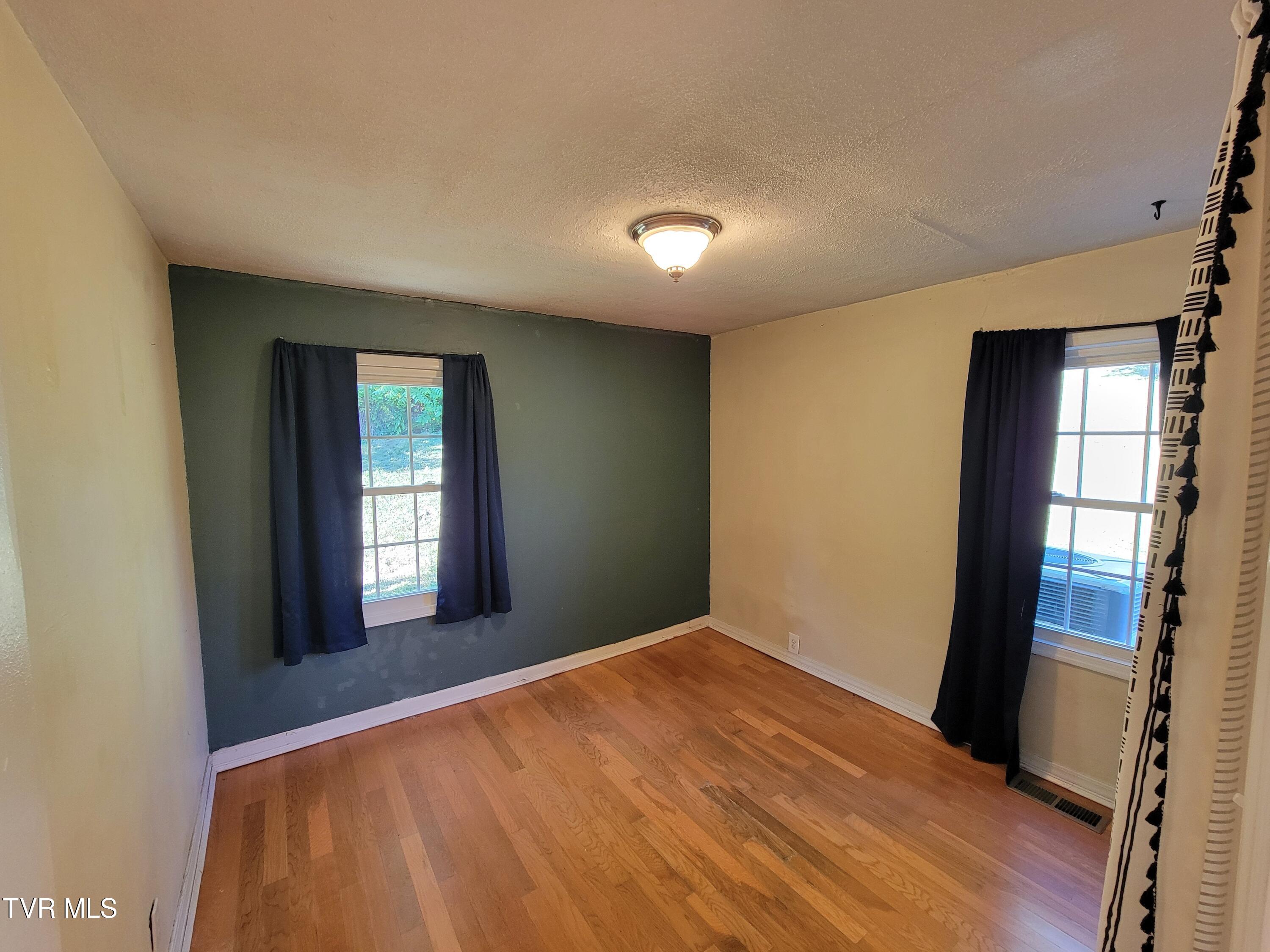 Bristol, Virginia 24201, United States, 2 Bedrooms Bedrooms, ,1 BathroomBathrooms,Residential,Pending,53494