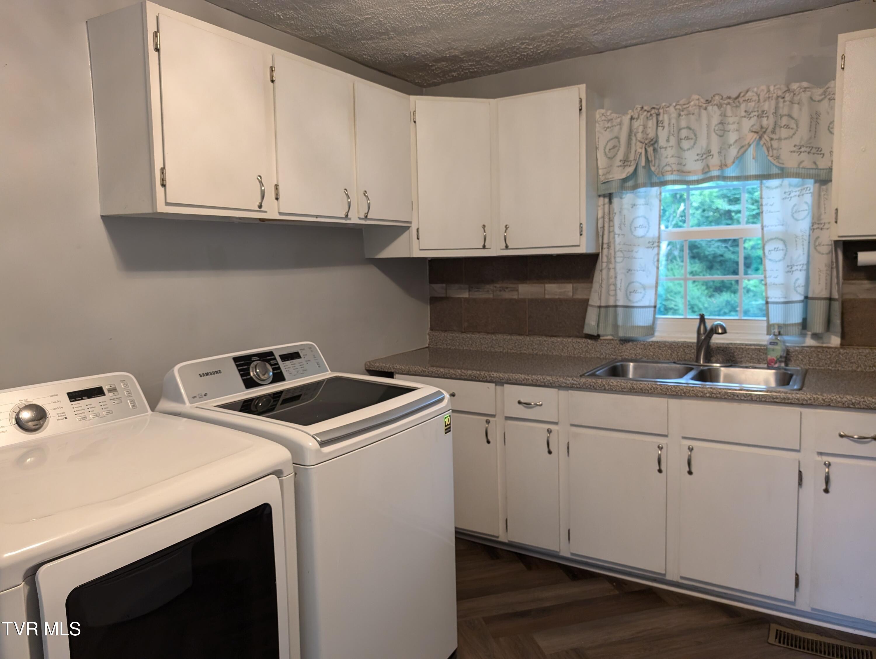 Bristol, Virginia 24201, United States, 2 Bedrooms Bedrooms, ,1 BathroomBathrooms,Residential,Pending,53494