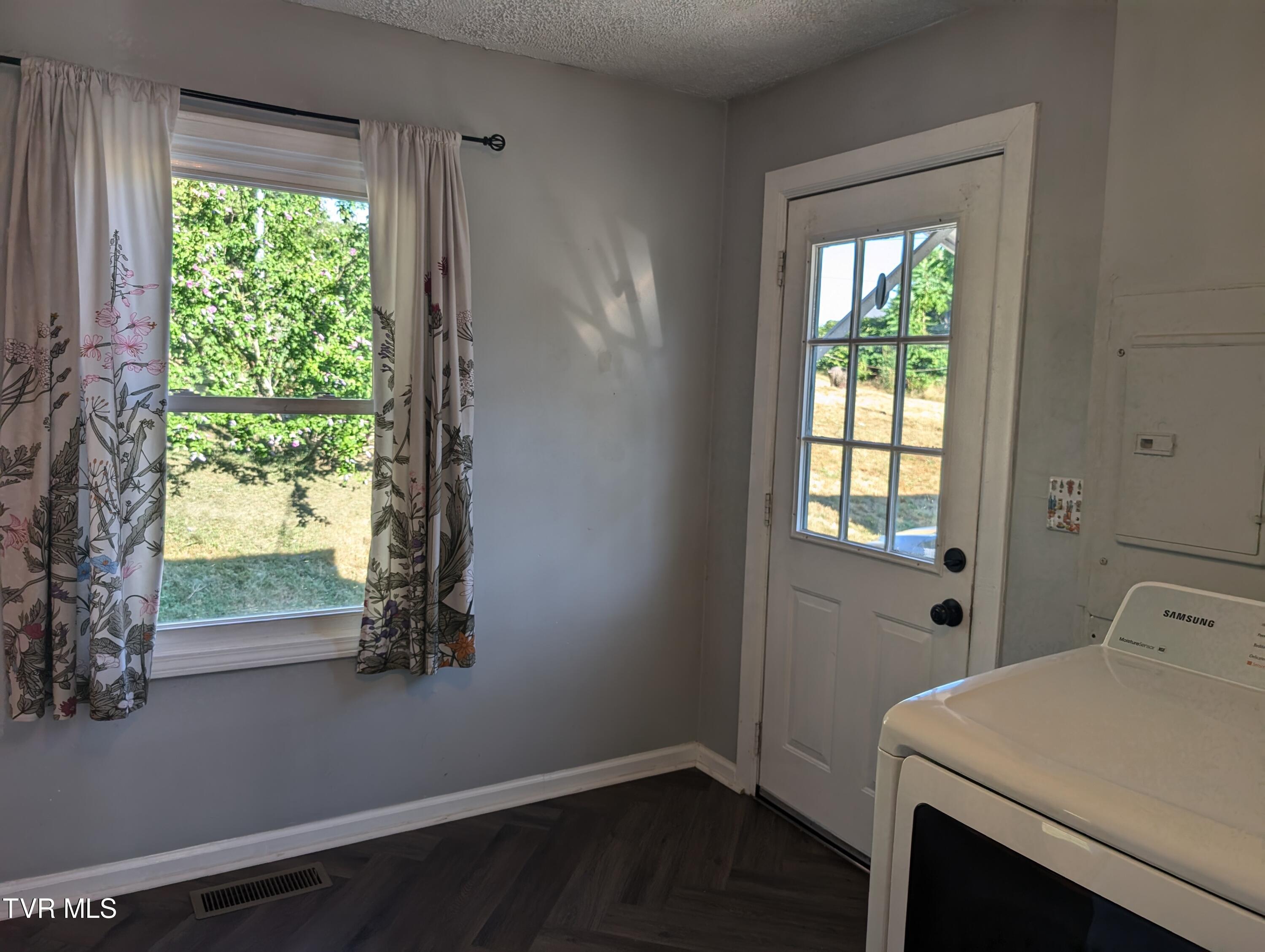 Bristol, Virginia 24201, United States, 2 Bedrooms Bedrooms, ,1 BathroomBathrooms,Residential,Pending,53494