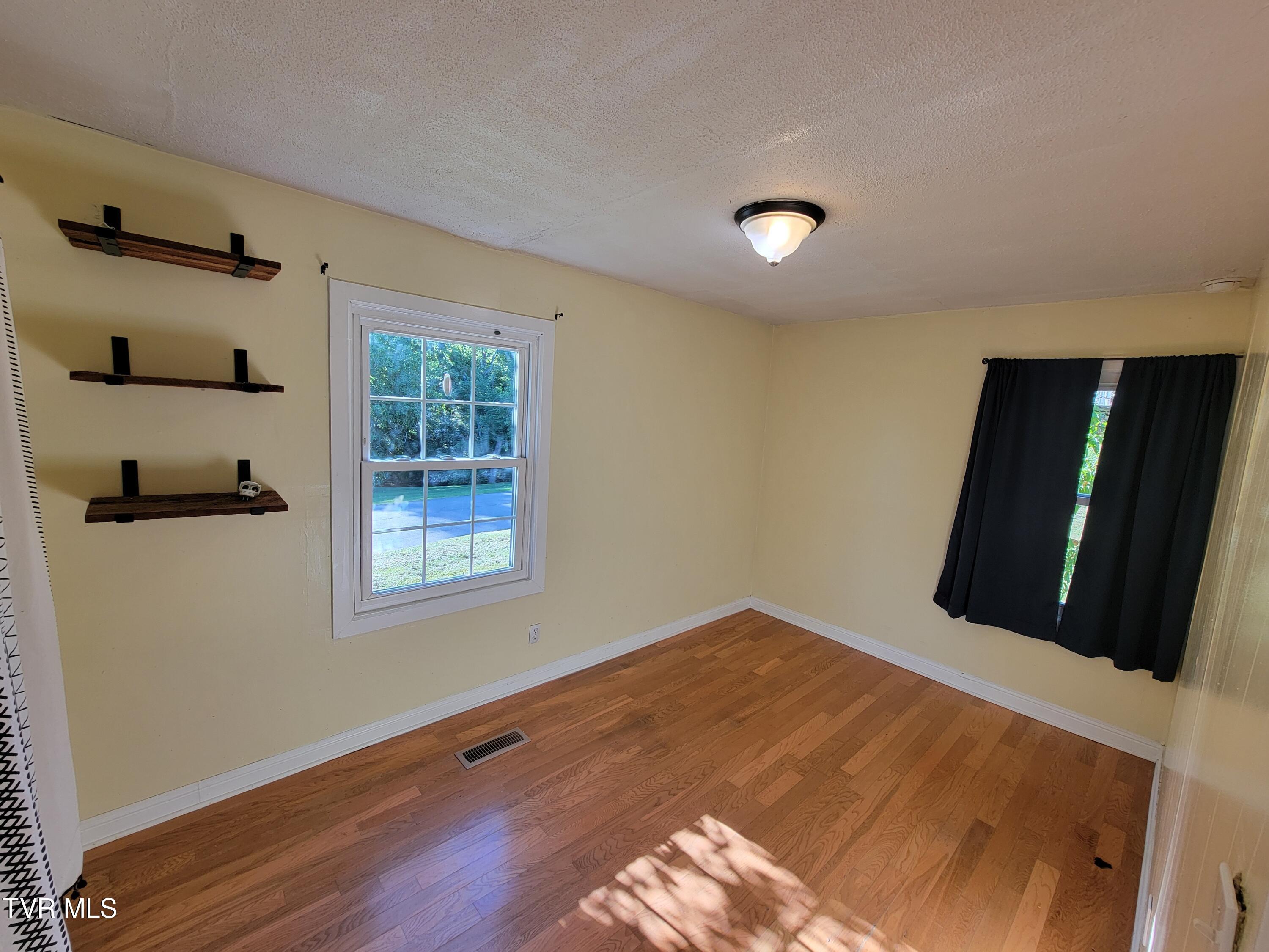 Bristol, Virginia 24201, United States, 2 Bedrooms Bedrooms, ,1 BathroomBathrooms,Residential,Pending,53494