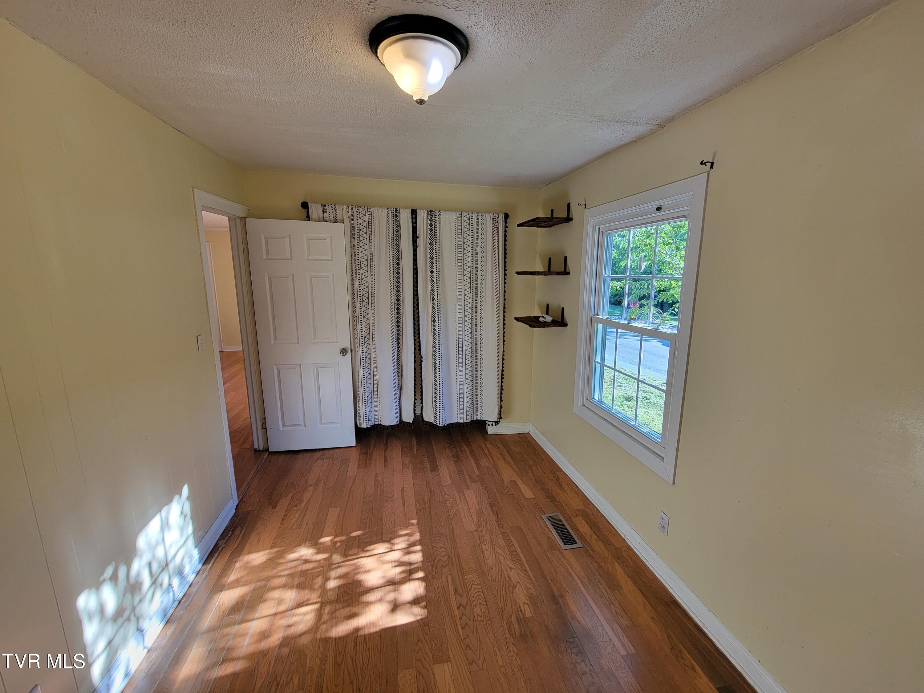 Bristol, Virginia 24201, United States, 2 Bedrooms Bedrooms, ,1 BathroomBathrooms,Residential,Pending,53494