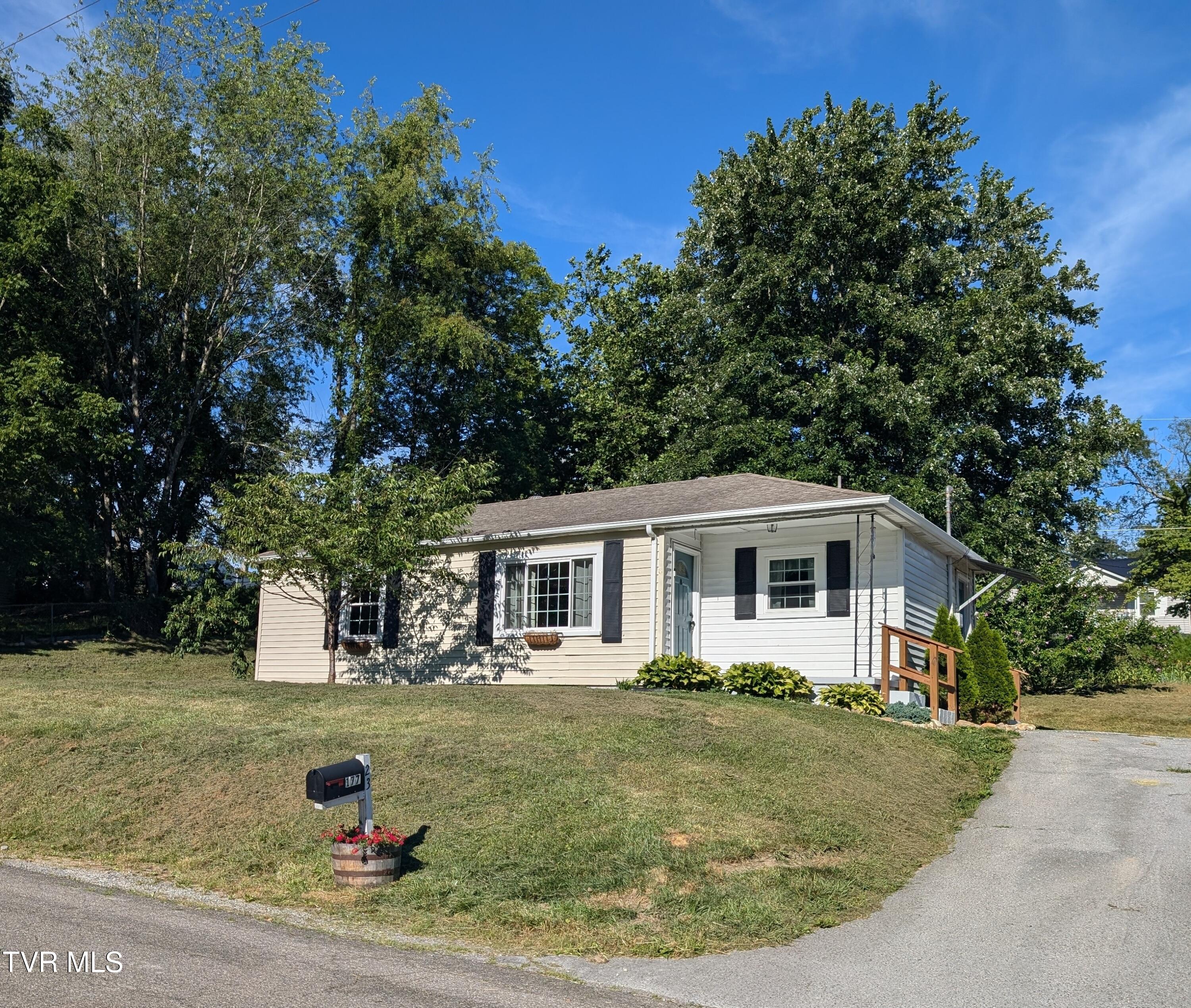 Bristol, Virginia 24201, United States, 2 Bedrooms Bedrooms, ,1 BathroomBathrooms,Residential,Pending,53494