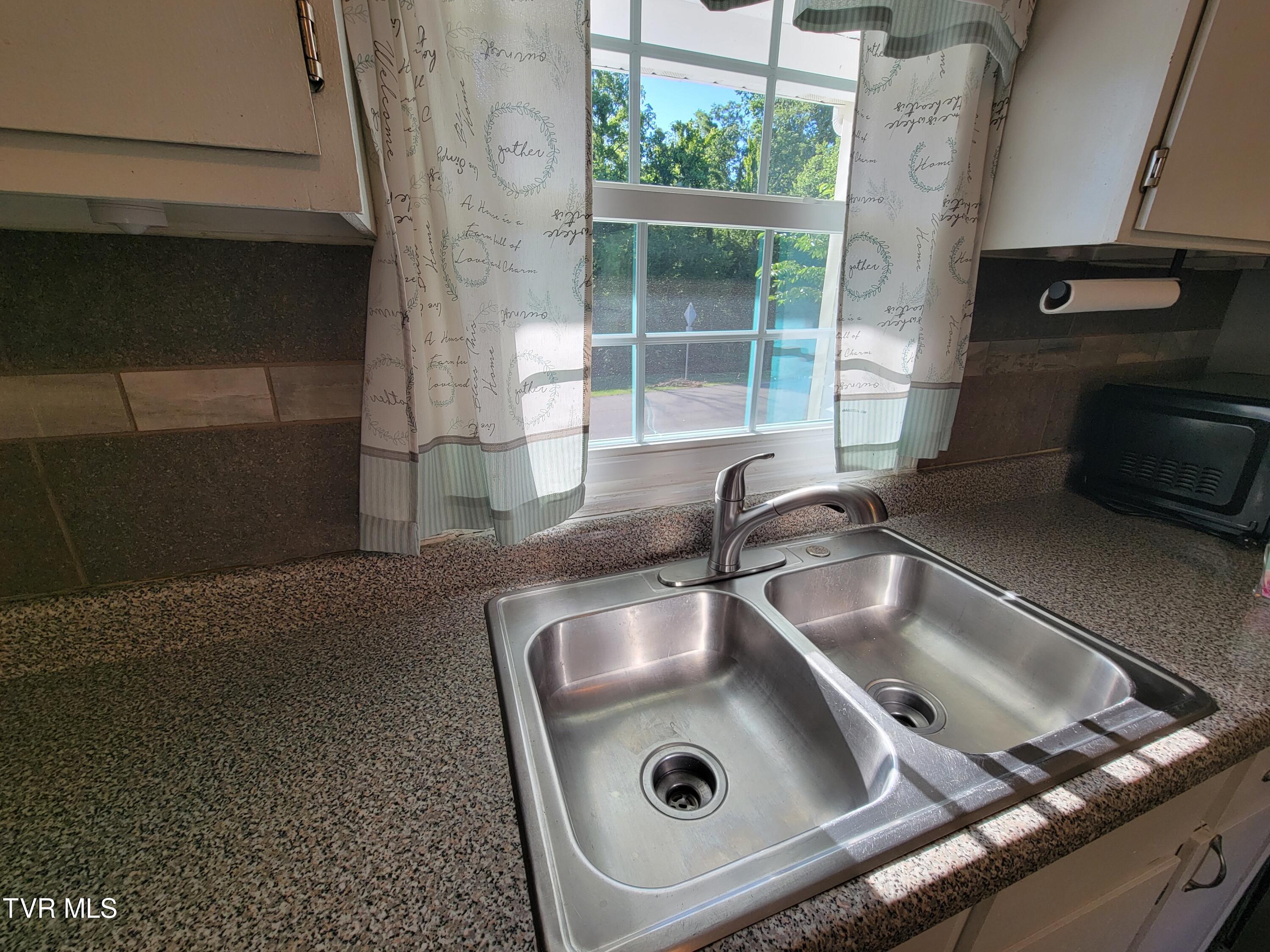 Bristol, Virginia 24201, United States, 2 Bedrooms Bedrooms, ,1 BathroomBathrooms,Residential,Pending,53494