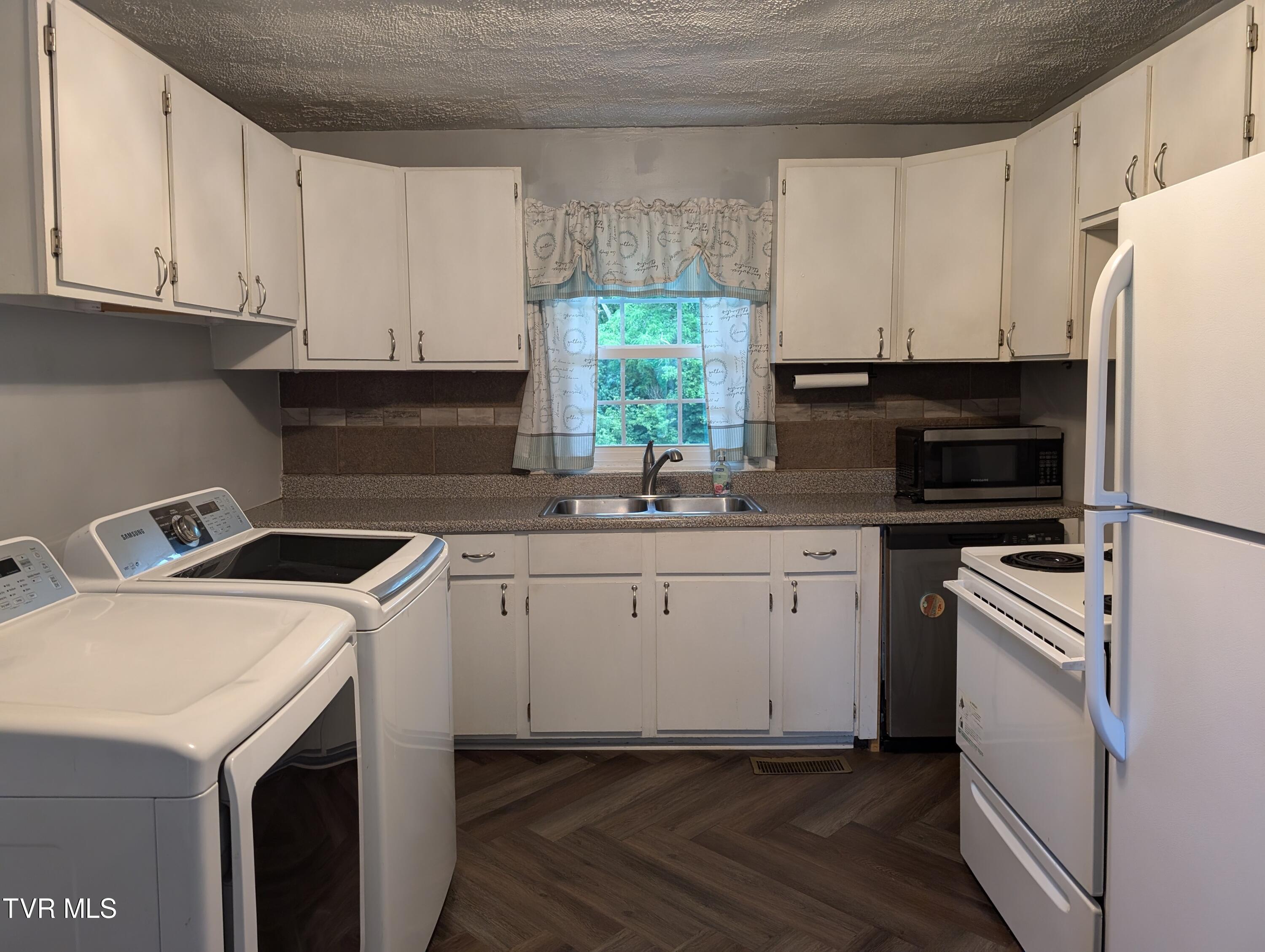 Bristol, Virginia 24201, United States, 2 Bedrooms Bedrooms, ,1 BathroomBathrooms,Residential,Pending,53494