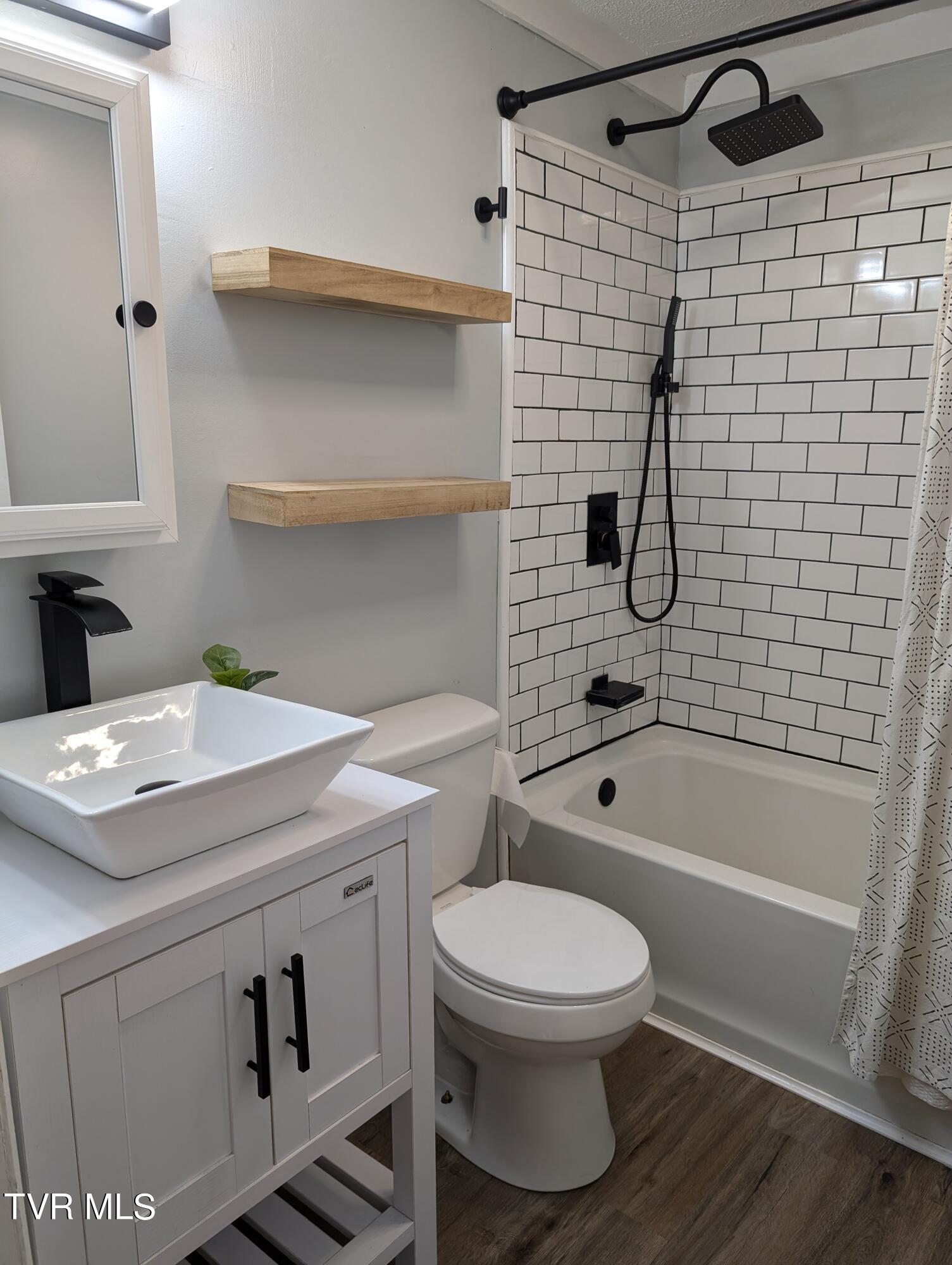 Bristol, Virginia 24201, United States, 2 Bedrooms Bedrooms, ,1 BathroomBathrooms,Residential,Pending,53494