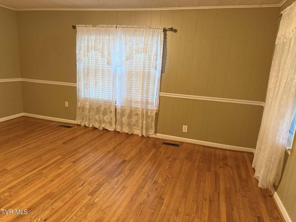 Photo of 1324 Hillside Drive Drive, Elizabethton, TN 37643 (MLS # 9989123)