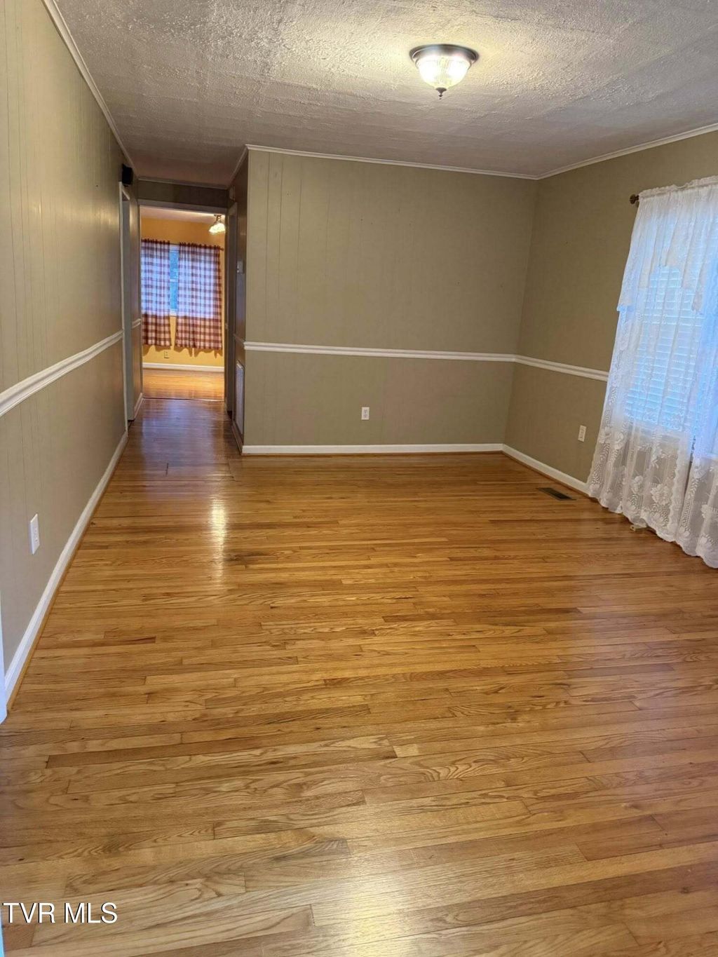 Photo of 1324 Hillside Drive Drive, Elizabethton, TN 37643 (MLS # 9989123)