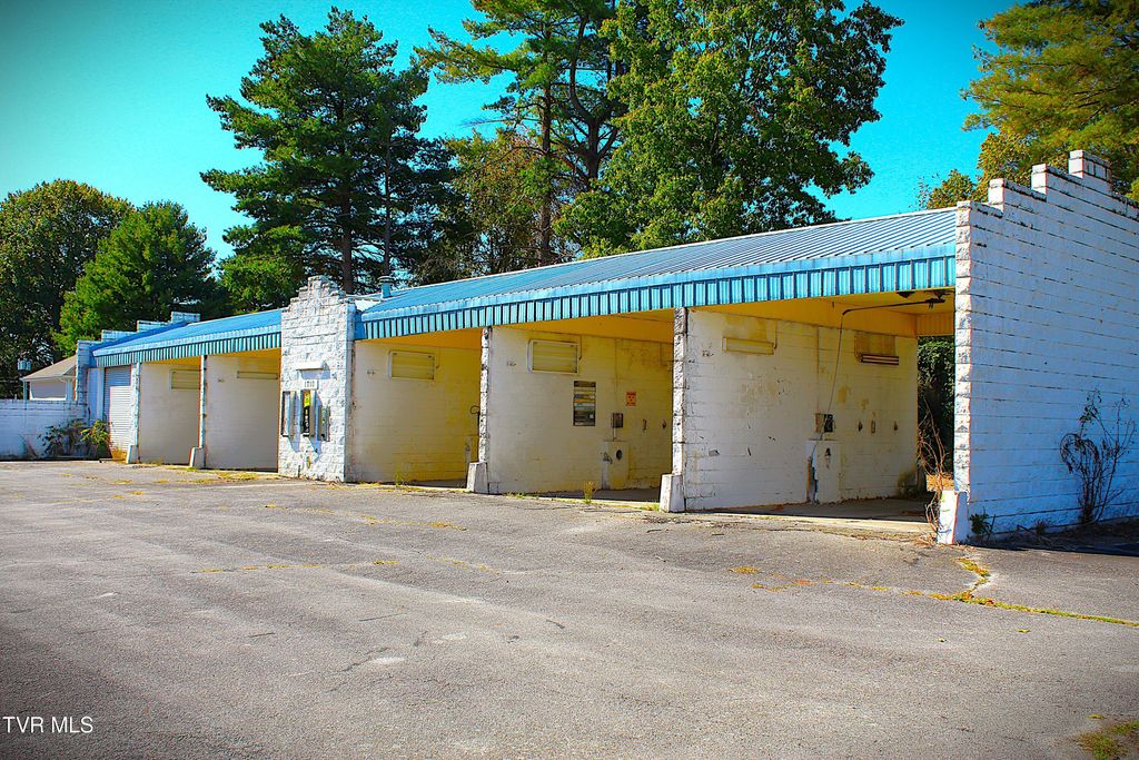 Photo of 1708 Volunteer Parkway, Bristol, TN 37620 (MLS # 9986884)