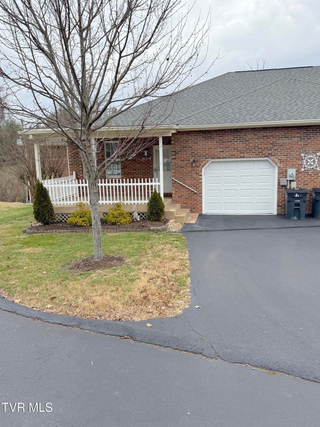 Photo of 411 Eastley Court #H, Kingsport, TN 37660 (MLS # 9990215)