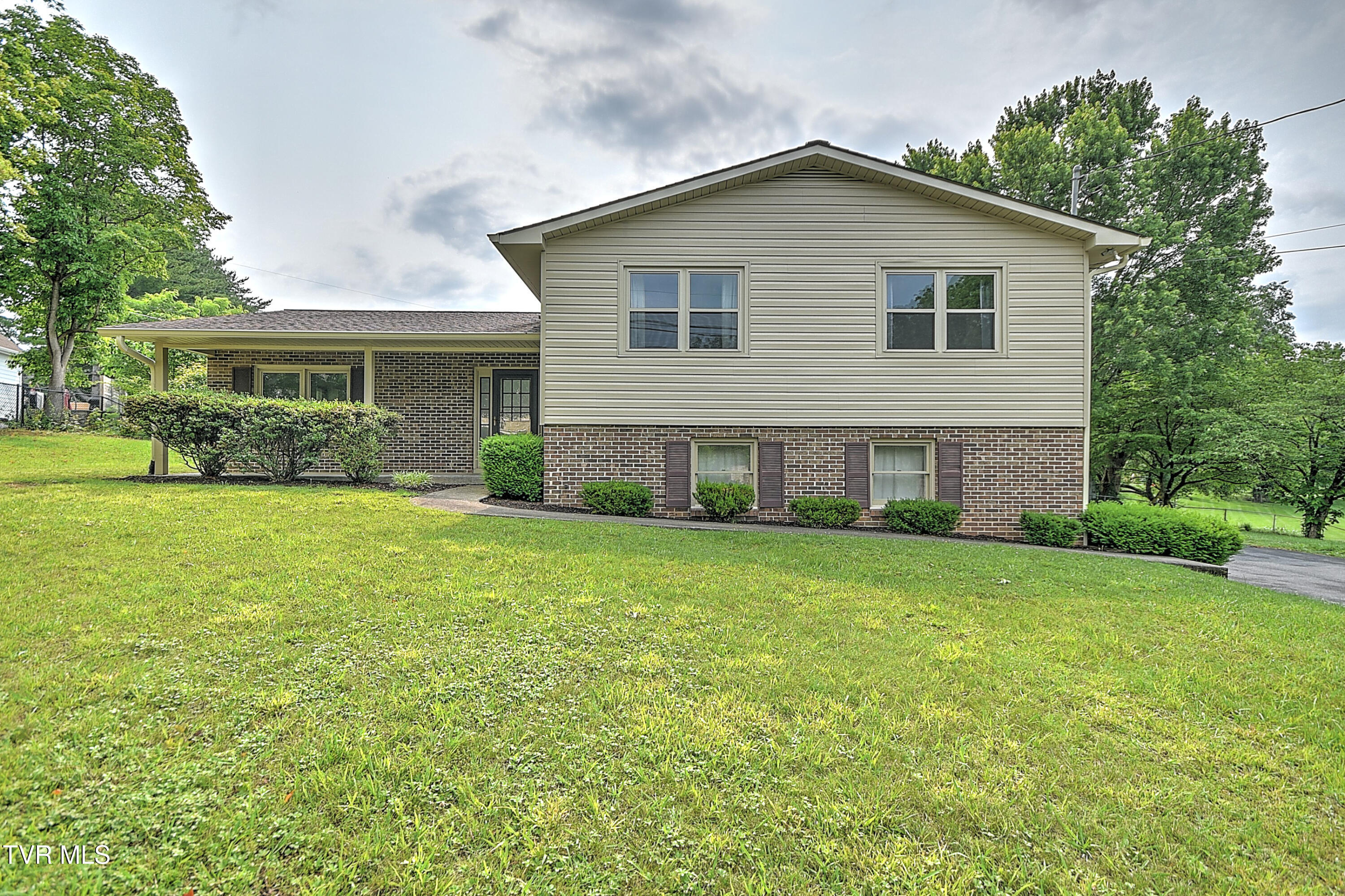 1712 Lakeview Dr Dr, Johnson City, Tennessee image 2