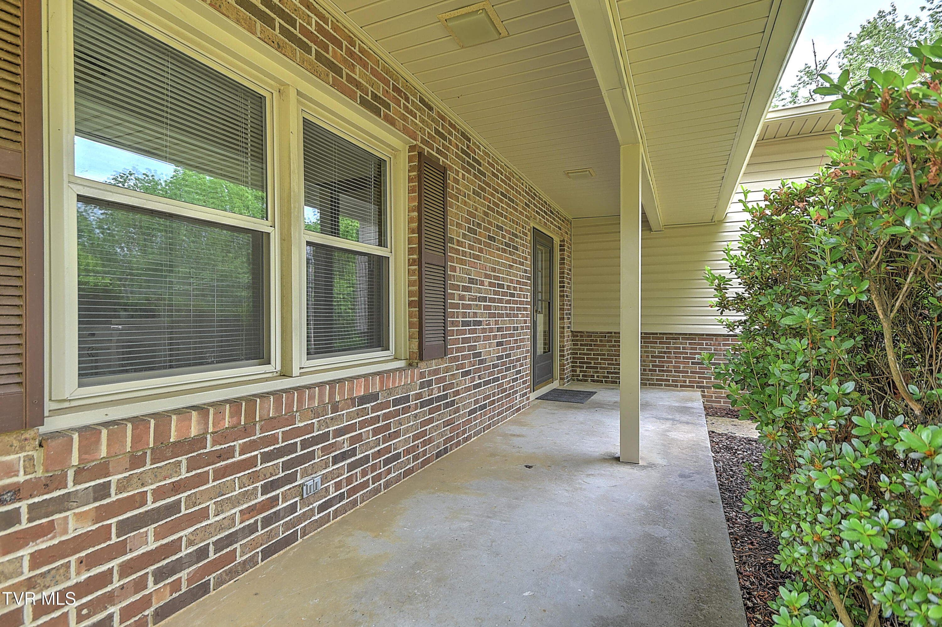 1712 Lakeview Dr Dr, Johnson City, Tennessee image 4