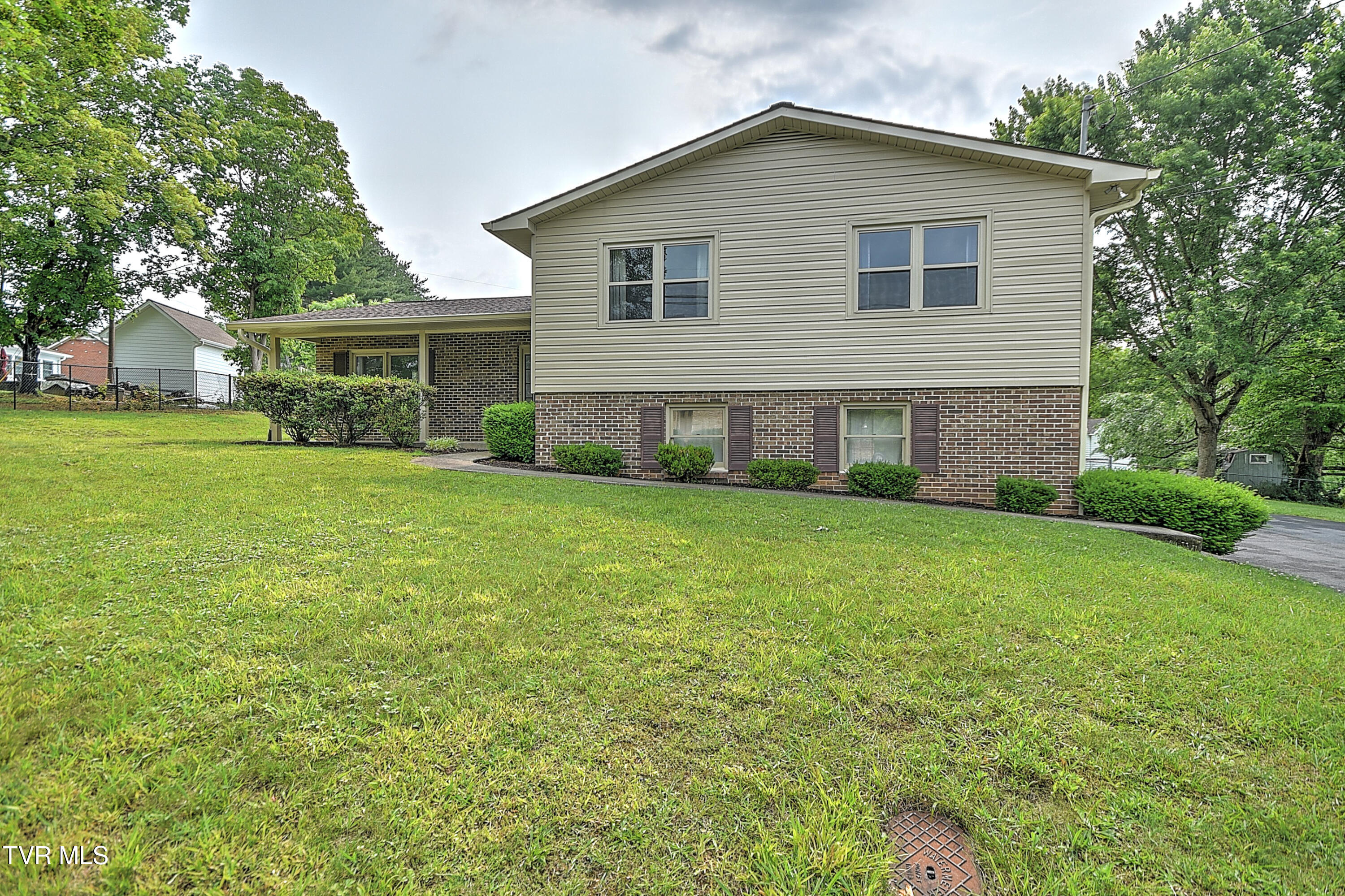 1712 Lakeview Dr Dr, Johnson City, Tennessee image 3