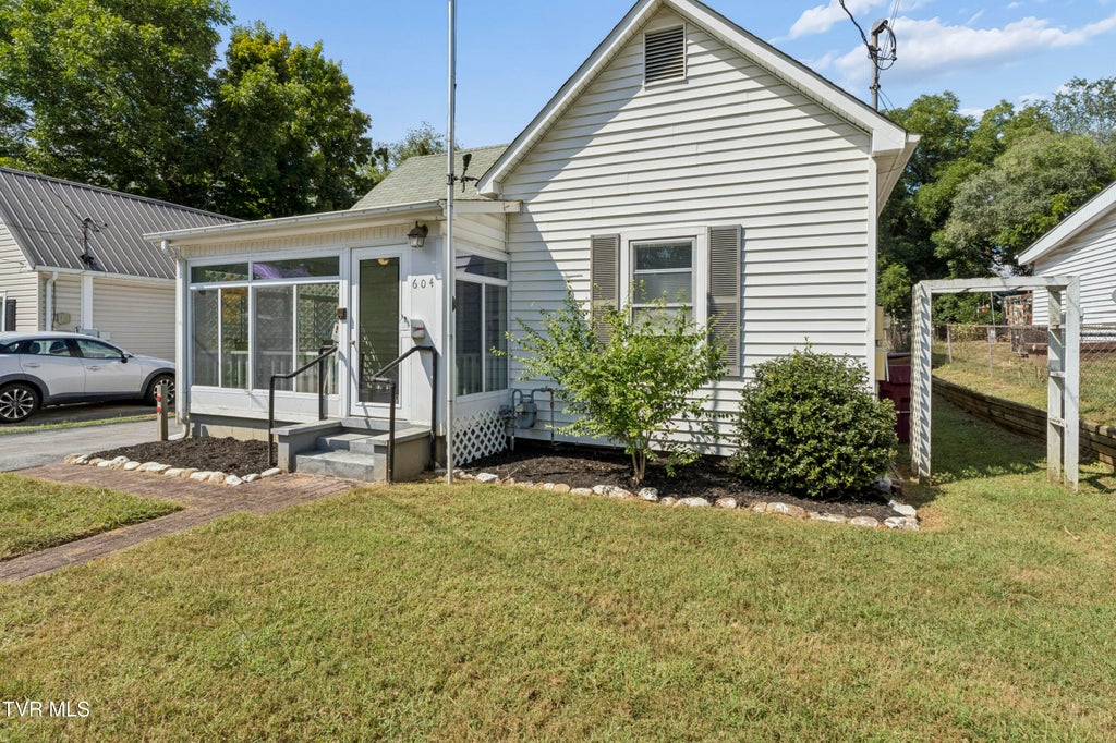 Photo of 604 Magnolia Avenue, Johnson City, TN 37604 (MLS # 10001186)