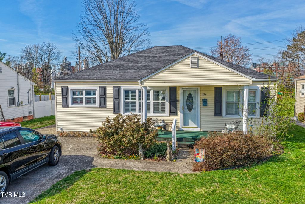 Photo of 1826 Kenwood Road, Kingsport, TN 37664 (MLS # 9992989)