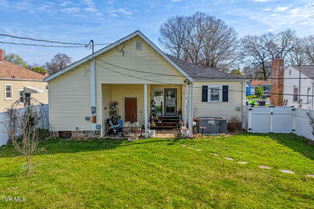 Photo of 1826 Kenwood Road, Kingsport, TN 37664 (MLS # 9992989)