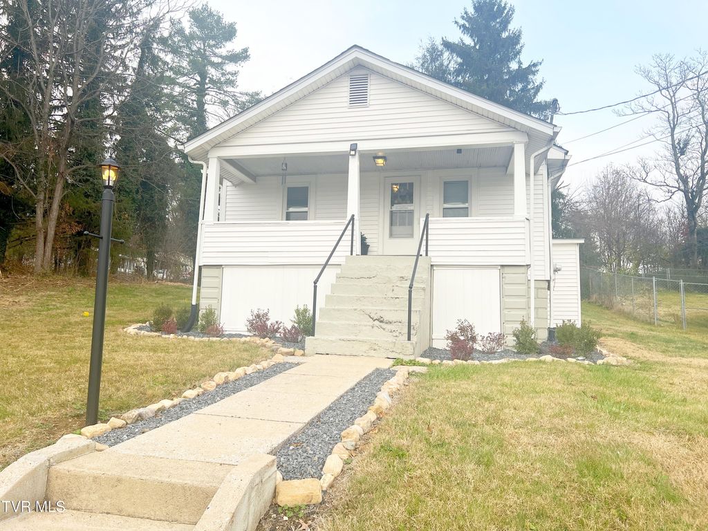 Photo of 815 Vernon Street, Bristol, VA 24201 (MLS # 9988734)