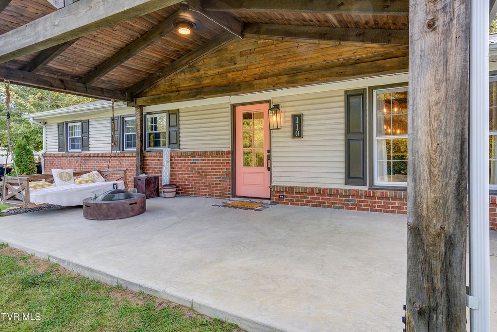 Photo of 110 Hopeville Avenue, Greeneville, TN 37745 (MLS # 9992581)