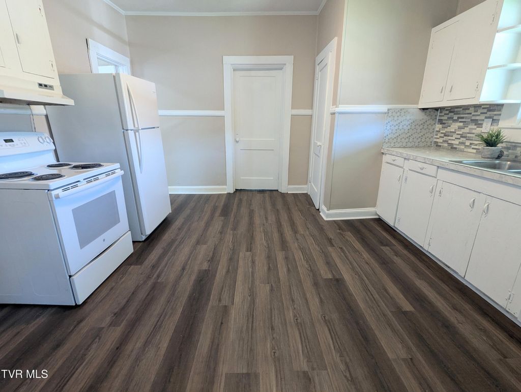 Photo of 900 Grover Street, Johnson City, TN 37601 (MLS # 9984400)