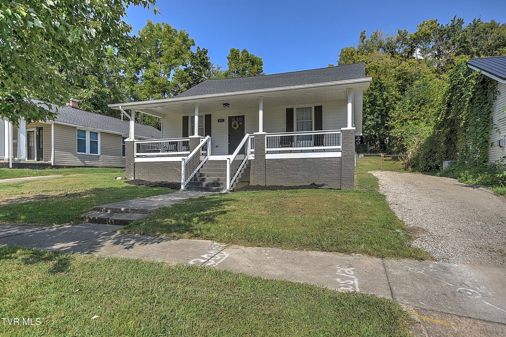 Photo of 212 Sevier Avenue, Kingsport, TN 37660 (MLS # 10000535)