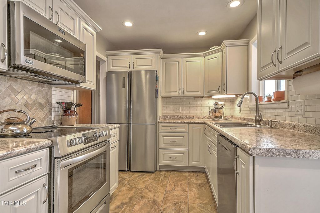 Photo of 806 Hollis Street, Kingsport, TN 37660 (MLS # 9990912)