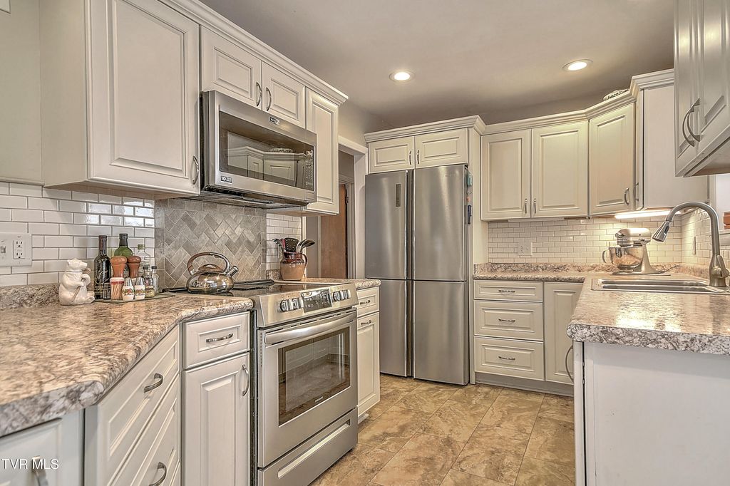 Photo of 806 Hollis Street, Kingsport, TN 37660 (MLS # 9990912)