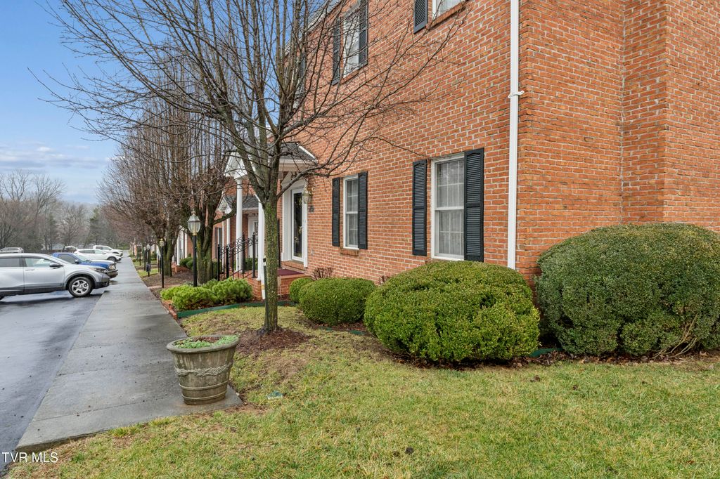 Photo of 2734 Oakland Avenue #D33, Johnson City, TN 37601 (MLS # 9990225)